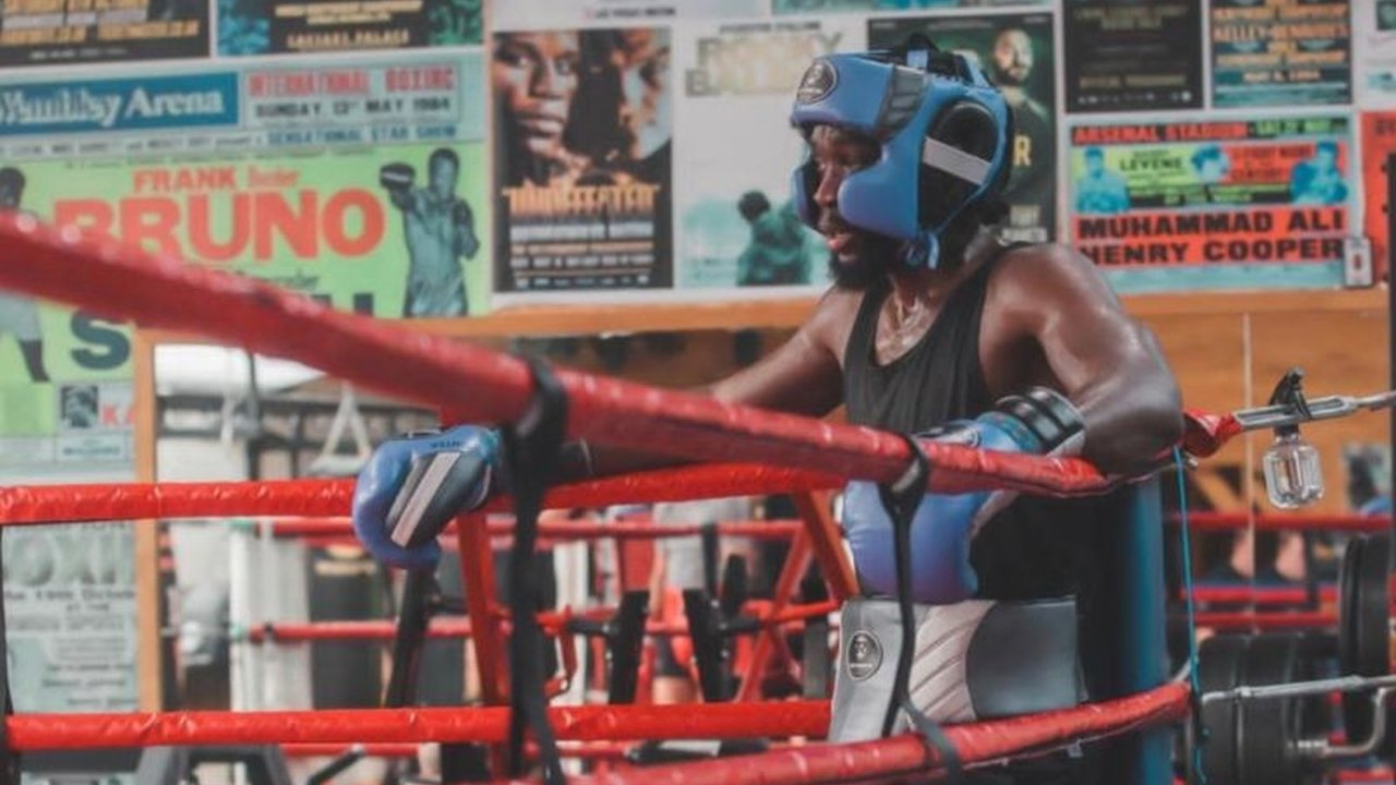 Denzel Bentley vs Endry Saavedra akan memperebutkan gelar juara interim WBO kelas menengah. Pertarungan ini menjadi penantian panjang Bentley yang sempat alami kesulitan finansial dan hampir menjadi pengantar barang.
