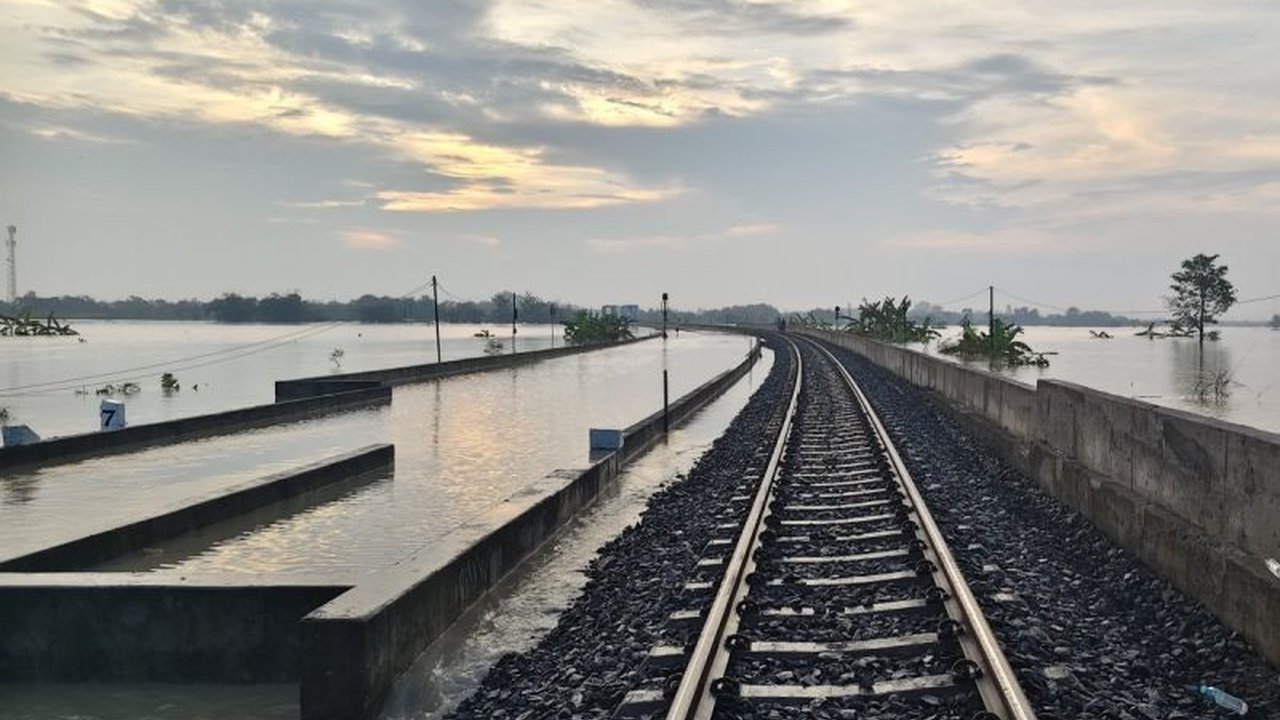 Banjir Grobogan merendam sebagian jalur rel kereta api di Kabupaten Grobogan, Jawa Tengah, menyebabkan delapan perjalanan KA jalur Utara terganggu dan mengalami keterlambatan hingga 15 menit.