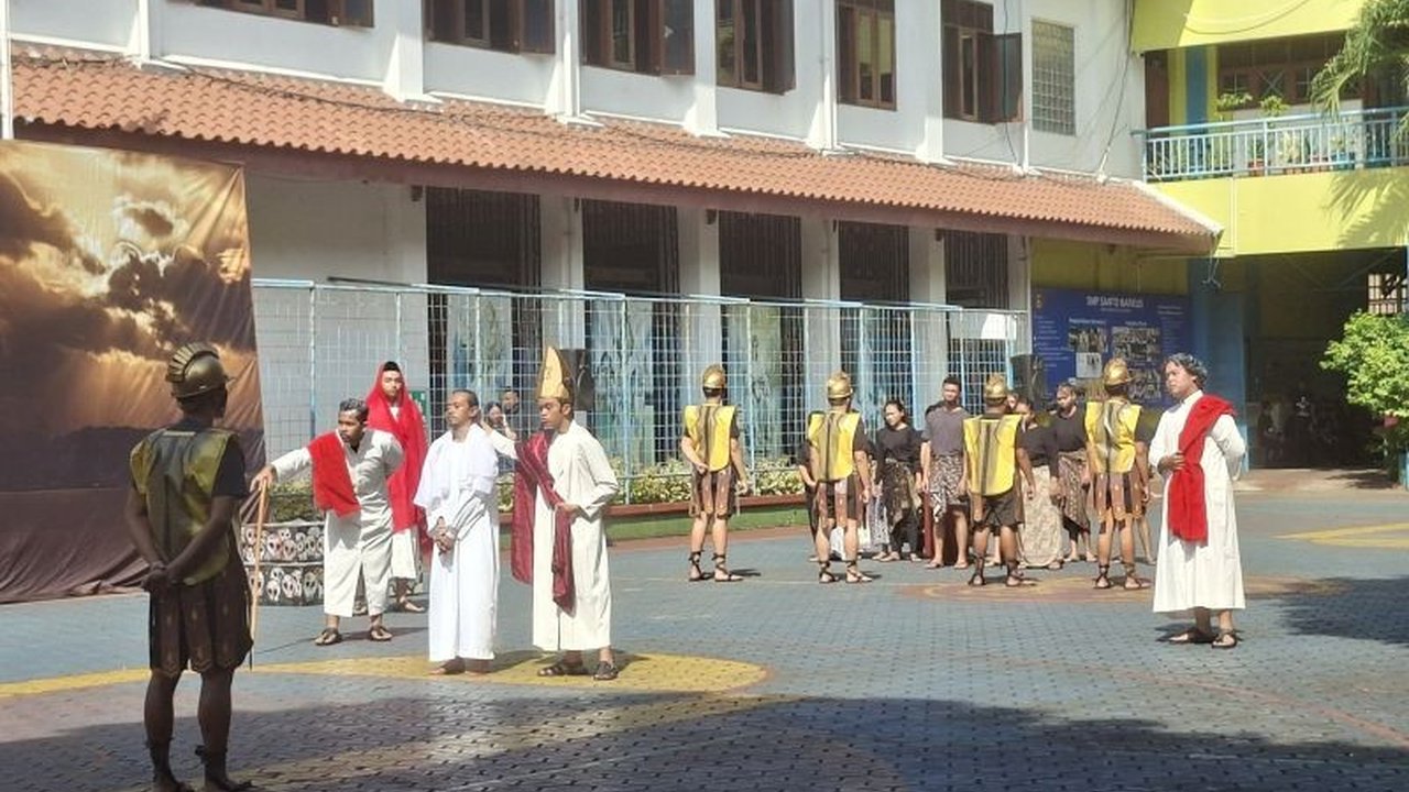 Jemaat Gereja Katolik Paroki Robertus Bellarminus, Cililitan, memaknai pengorbanan Yesus melalui Visualisasi Jalan Salib yang menyentuh hati, mengajak refleksi mendalam akan kasih Ilahi.