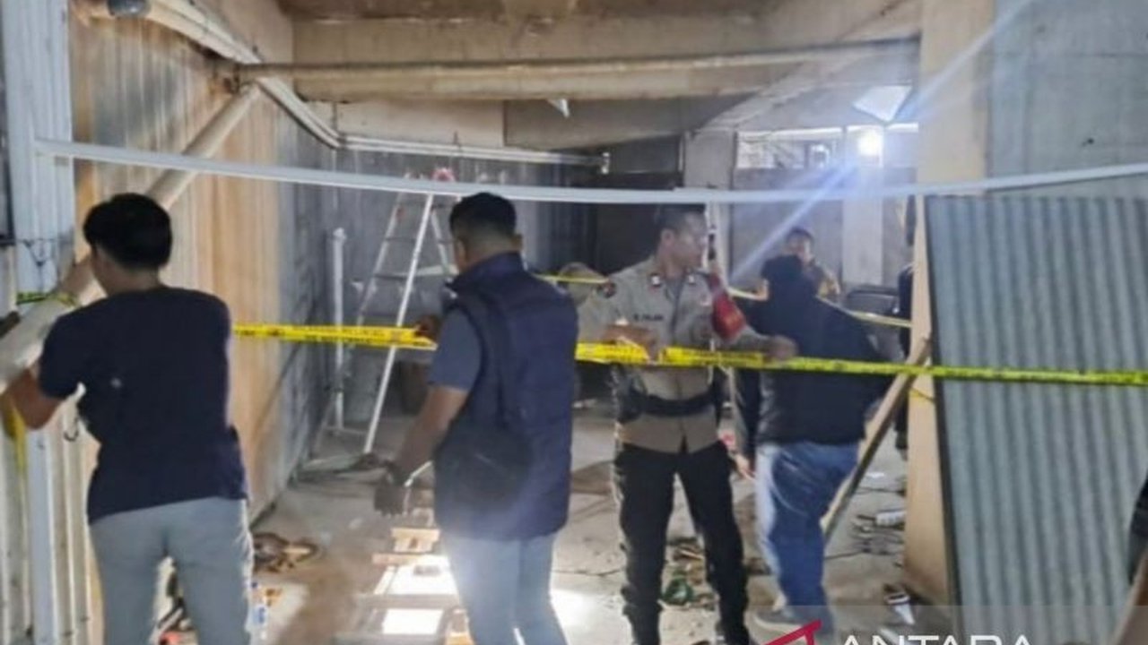 Polda Metro Jaya tengah intensif melakukan penyelidikan kematian pekerja proyek di Jagakarsa, Jakarta Selatan. Tragedi ini menewaskan empat orang dan melukai tiga lainnya, memicu pertanyaan tentang standar keselamatan kerja yang diterapkan di lokasi proye