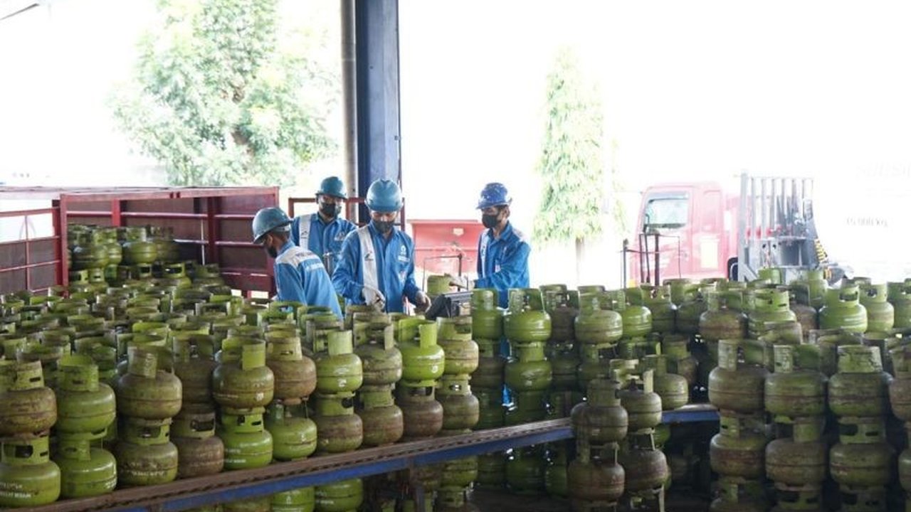 PT Pertamina Patra Niaga Jatimbalinus memastikan ketersediaan LPG subsidi di Madiun Raya aman selama libur Paskah. Pertamina Tambah Pasokan LPG Subsidi Madiun untuk antisipasi lonjakan permintaan.