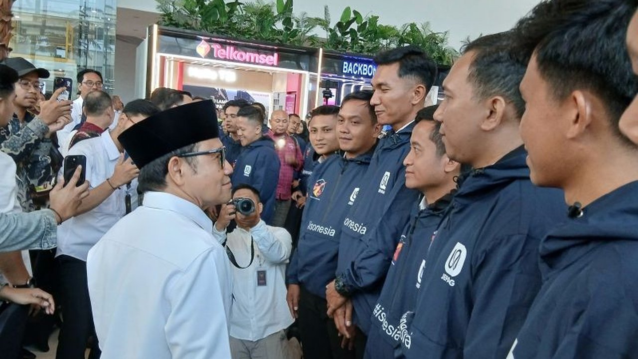Menteri Koordinator Bidang Pemberdayaan Masyarakat (Menko PM) Abdul Muhaimin Iskandar memberangkatkan 200 Pekerja Migran Indonesia (PMI) ke Jepang melalui program SMK Go Global, membuka peluang kerja global dan peningkatan SDM.