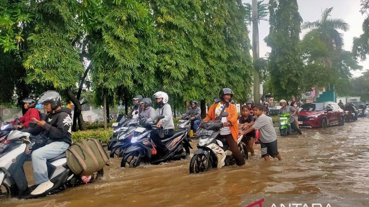 Hujan lebat memicu Banjir Jakarta Barat, merendam 12 RT dan empat ruas jalan dengan ketinggian air bervariasi, BPBD DKI imbau warga waspada dan siaga.
