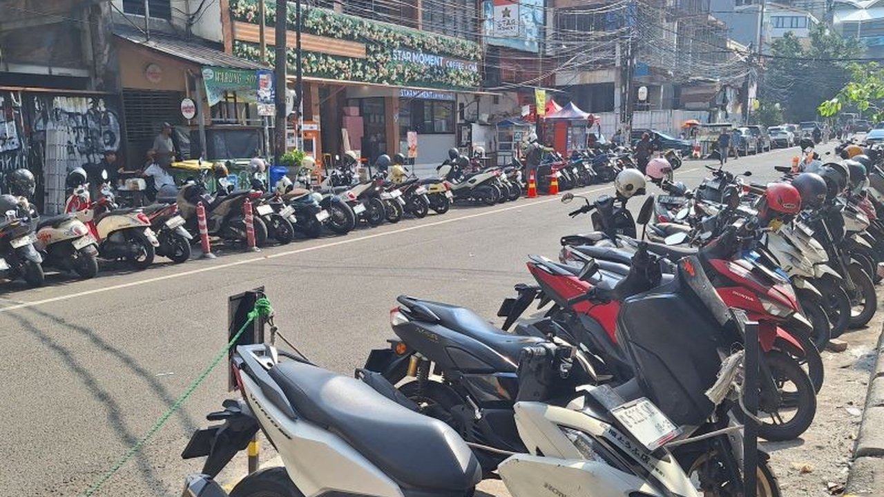 Pengunjung Blok M Square di Kebayoran Baru, Jakarta Selatan, menyuarakan pro dan kontra terkait fasilitas parkir. Isu akses sulit di basement dan tarif parkir liar menjadi sorotan utama, memicu kekhawatiran kenyamanan dan biaya bagi mereka yang berkunjung