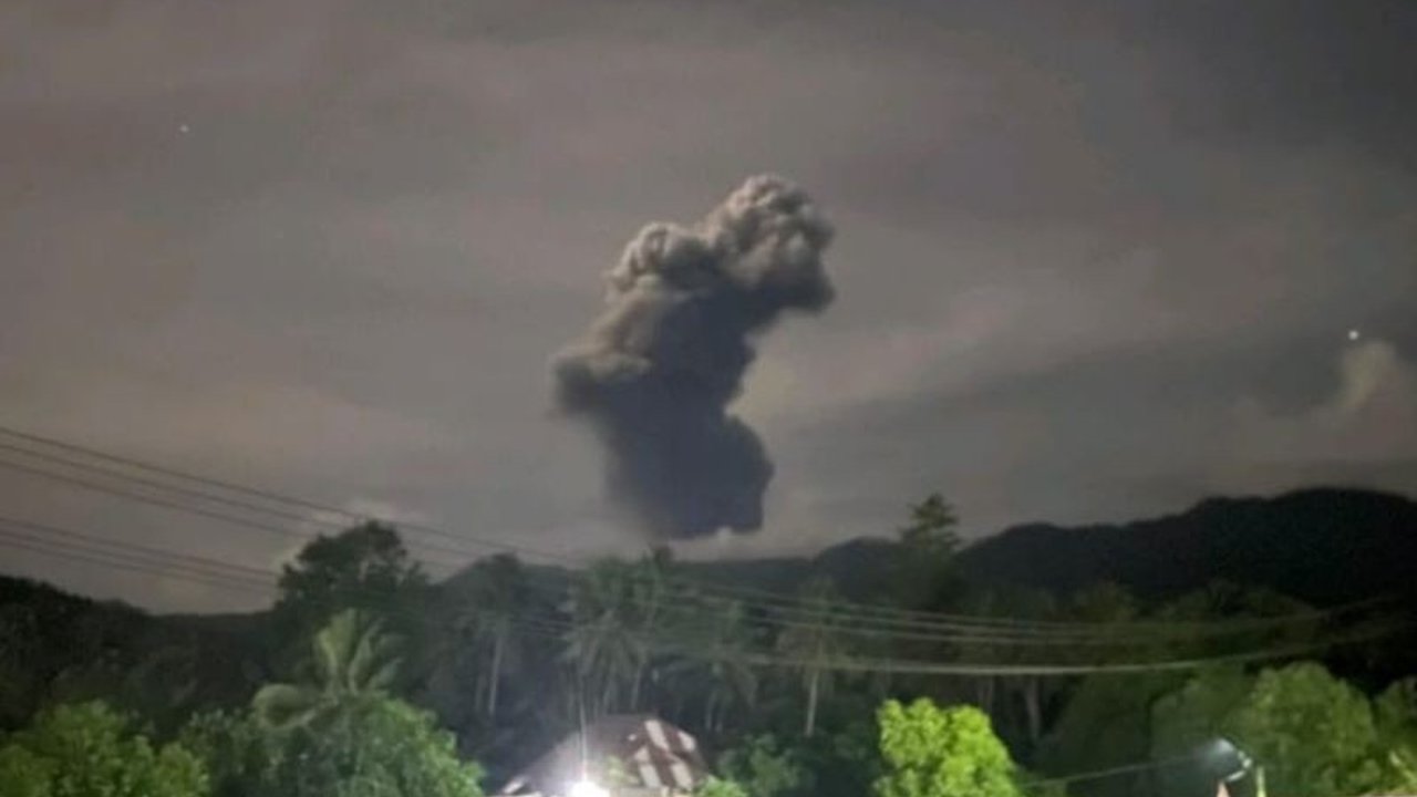 Pos Pengamatan Gunung Api Dukono melaporkan aktivitas erupsi Gunung Dukono di Halmahera Utara masih berlangsung dengan semburan abu vulkanik tinggi, warga diimbau waspada dan patuhi rekomendasi keselamatan.