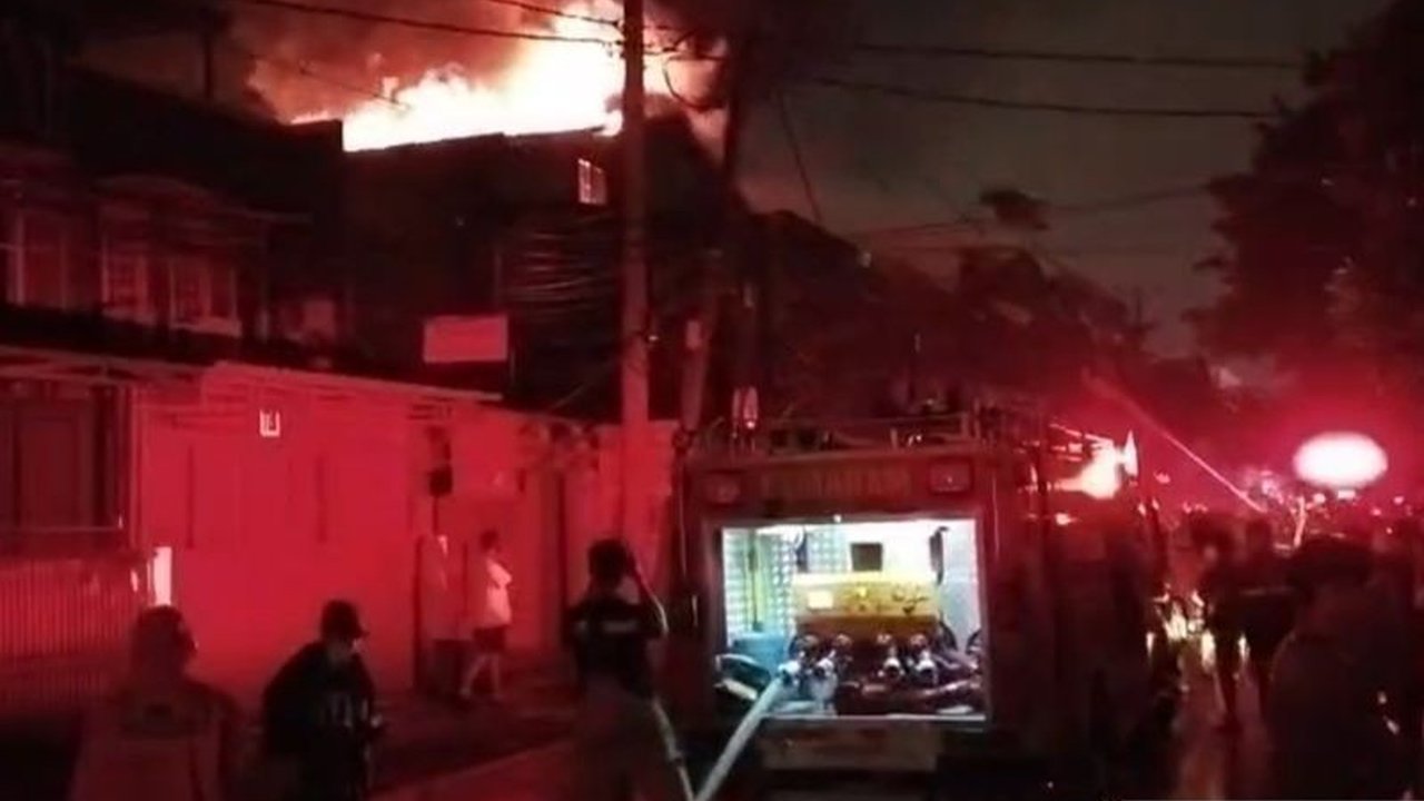 Sebuah gudang onderdil motor di Cengkareng ludes dilalap api akibat korsleting listrik. Insiden kebakaran gudang Cengkareng ini menyebabkan kerugian besar dan proses pemadaman yang sulit.