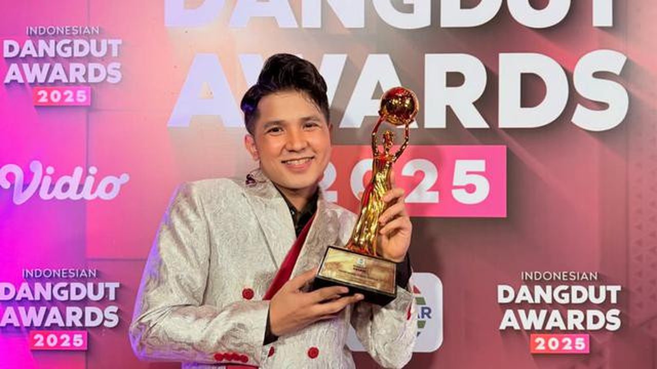 Jirayut tak dapat menyembunyikan kebahagiaannya kala menang Indonesian Dangdut Awards 2025 kategori Penyanyi Dangdut Solo Pria Terpopuler. (Foto: Dok. Instagram @jirayutdaa4official)