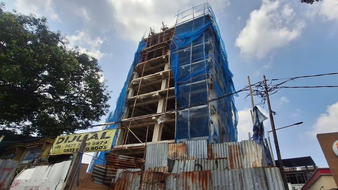 Proyek pembangunan di Jalan TB Simatupang, Jakarta Selatan, kini tampak sepi setelah insiden kecelakaan kerja yang menewaskan empat pekerja akibat menghirup gas tangki air.