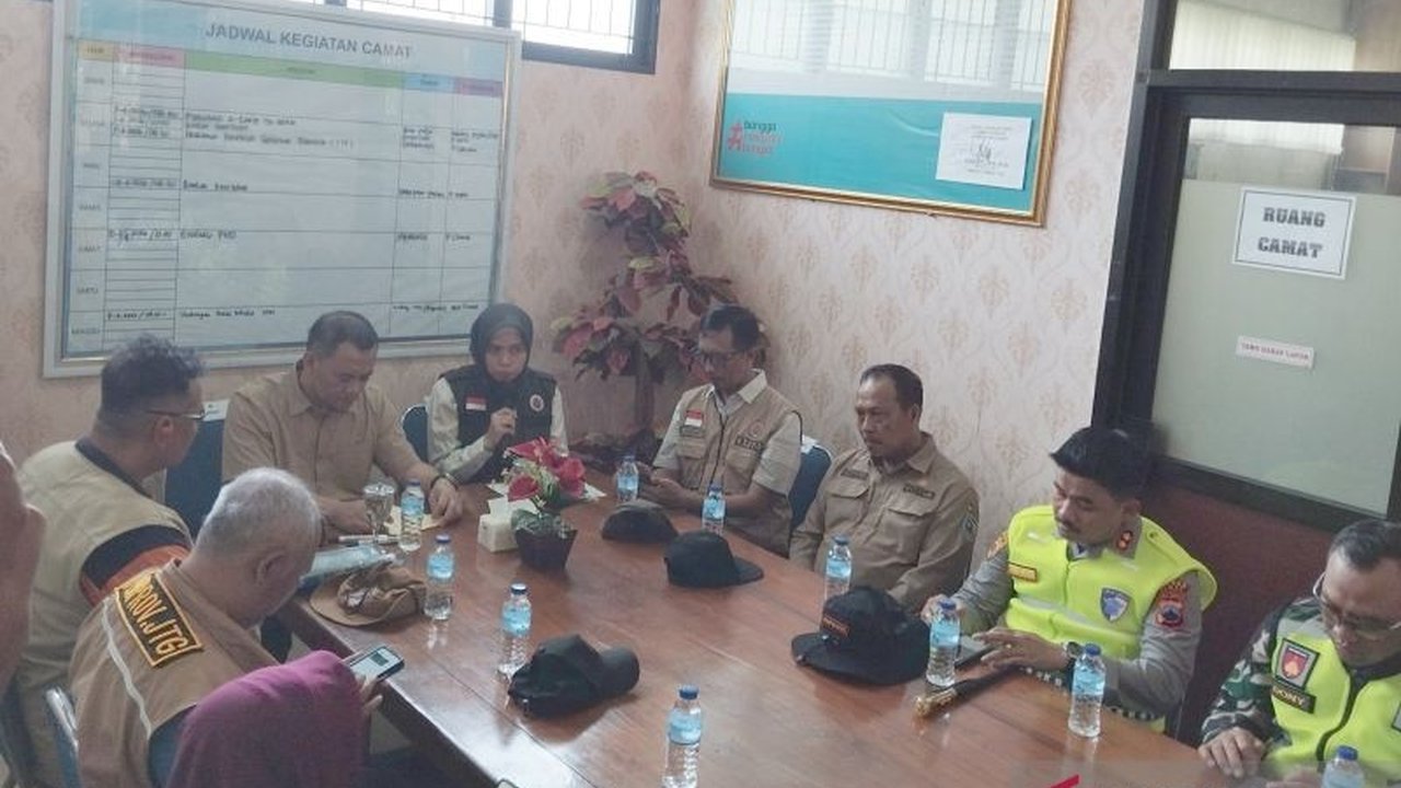 Gubernur Jawa Tengah Ahmad Luthfi menekankan pentingnya Penanganan Banjir Demak secara menyeluruh, dari hulu hingga hilir, melibatkan berbagai pihak untuk solusi berkelanjutan.