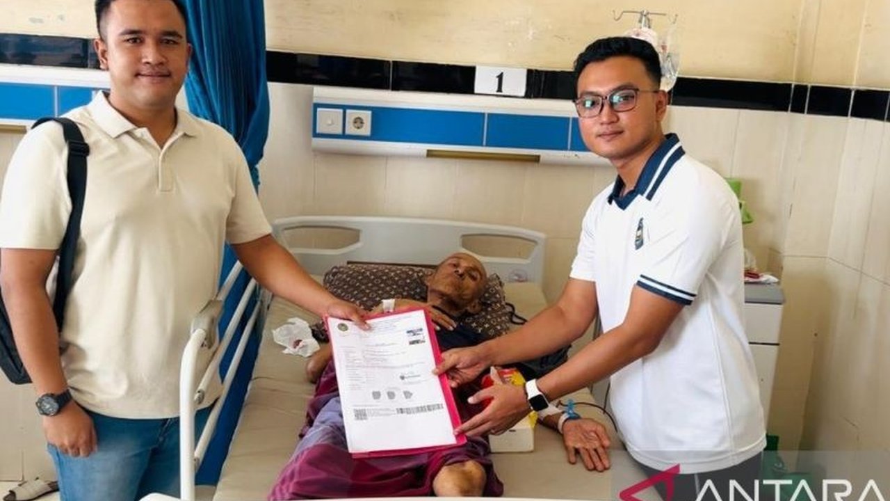 Lapas Jambi menyerahkan berkas pembebasan bersyarat bagi Said Anwar, napi penderita kanker usus yang kondisinya memprihatinkan, demi perawatan medis yang lebih optimal di luar penjara.