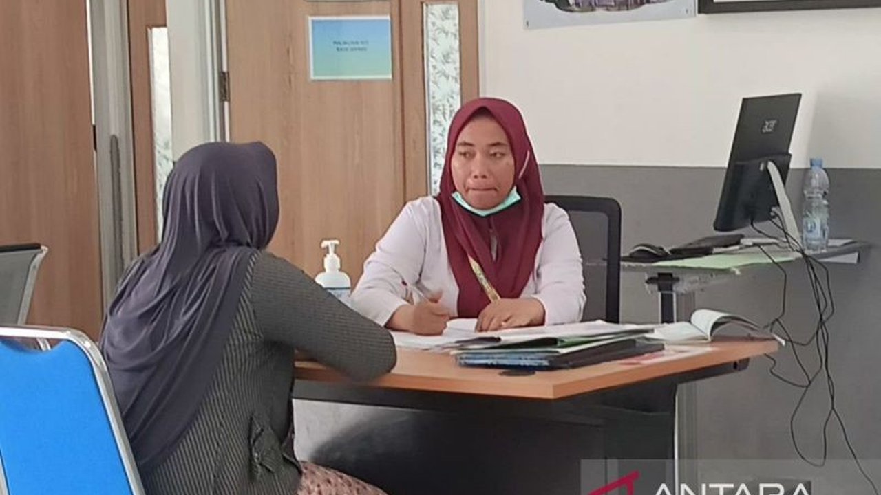 Dinas Kesehatan Kalimantan Timur (Dinkes Kaltim) gencar perkuat kapasitas tenaga kesehatan dalam Penanganan Gigitan Ular Kaltim, memastikan stok antivenom tersedia, dan mengedukasi masyarakat mengenai pertolongan pertama yang tepat.