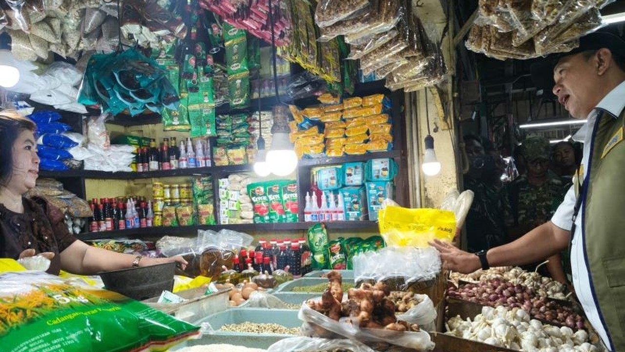Direktur Utama Bulog memantau langsung Pasar Wonokromo, Surabaya, untuk memastikan stabilitas harga pangan sesuai arahan Presiden, menemukan sebagian besar komoditas terkendali dan beberapa mengalami penurunan harga.