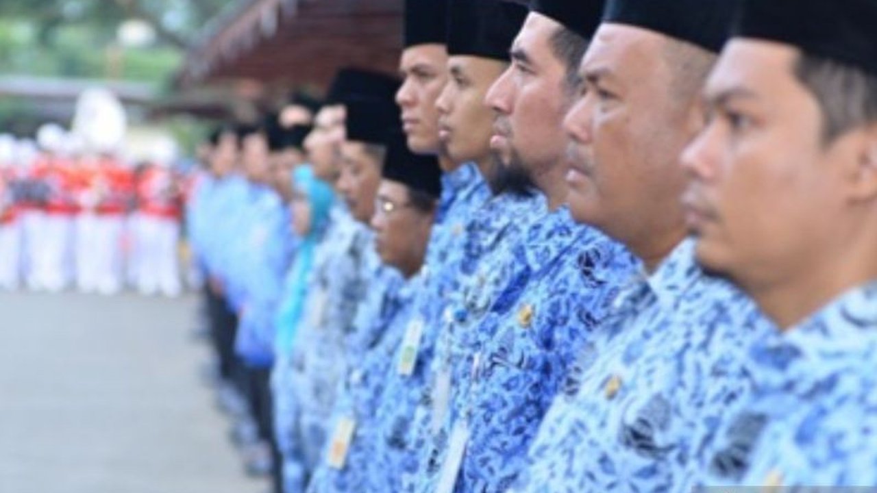 Pemerintah Kabupaten Bekasi memberlakukan kebijakan Work From Home (WFH) bagi 50 persen ASN non-pelayanan mulai pekan depan. Langkah ini diambil sebagai respons instruksi pusat demi penghematan BBM dan efisiensi kerja, sejalan dengan Surat Edaran Kemendag