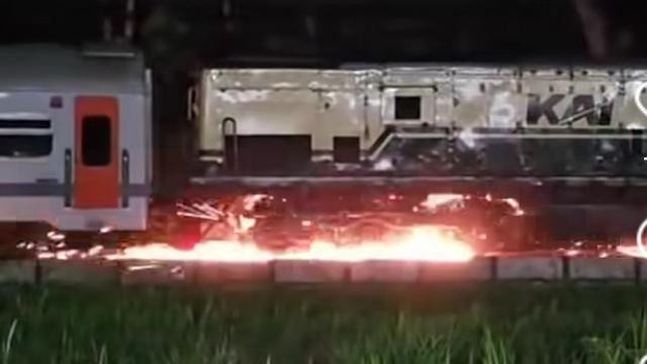 Percikan api muncul di KA Probowangi. (Istimewa)