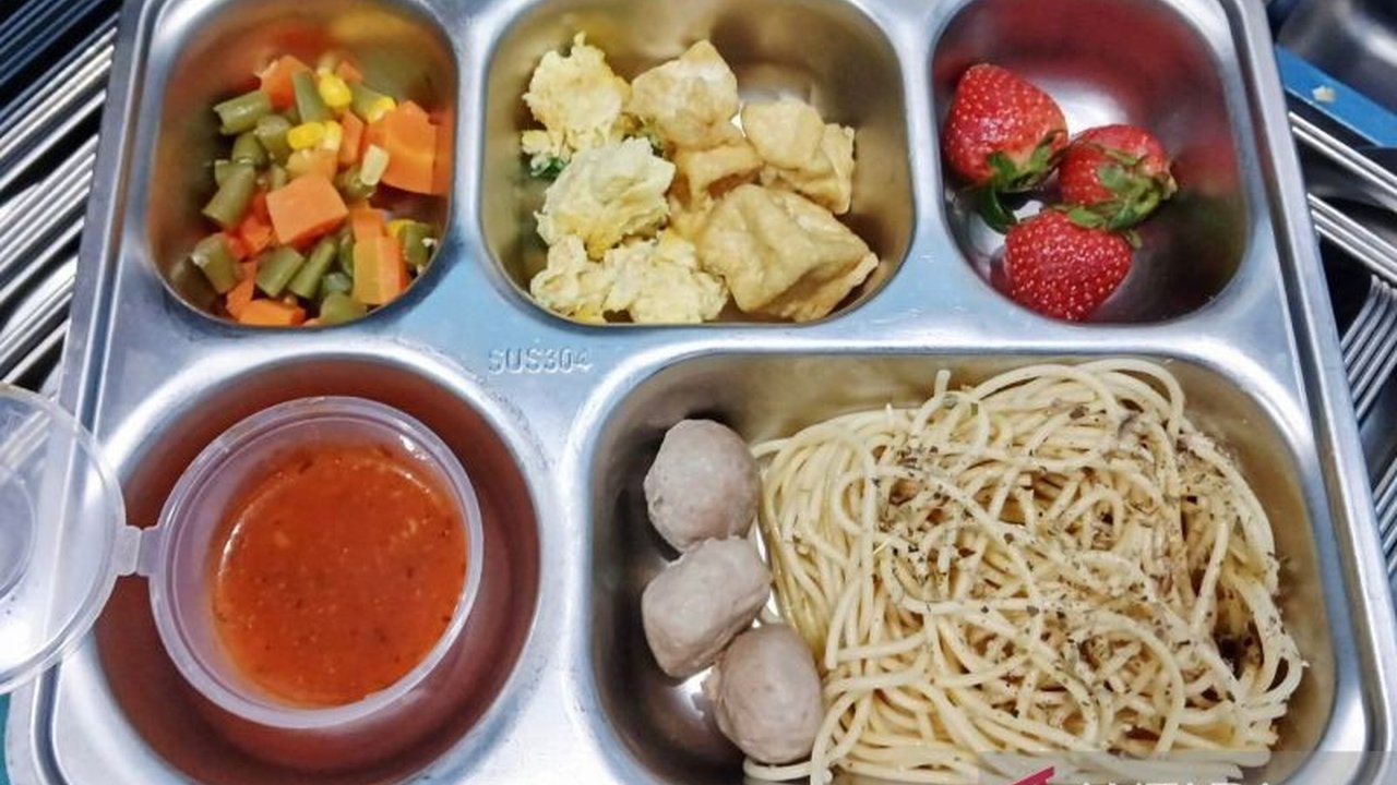 Sebanyak 135 siswa dan guru di Jakarta Timur diduga mengalami keracunan setelah mengonsumsi makanan dari program Makan Bergizi Gratis (MBG), memicu kekhawatiran dan tuntutan evaluasi menyeluruh terhadap program tersebut.