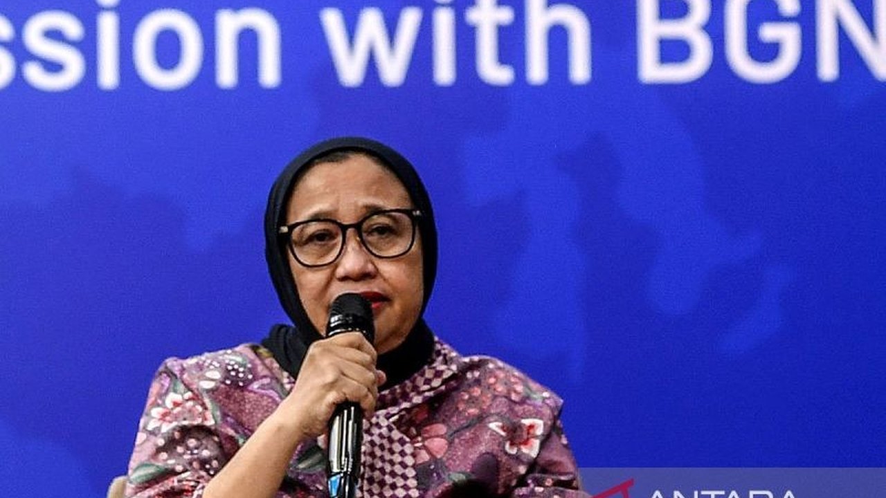 Badan Gizi Nasional (BGN) hentikan sementara sembilan Satuan Pelayanan Pemenuhan Gizi (SPPG) di Gresik karena menyajikan kelapa utuh dalam Program Makan Bergizi Gratis, memicu evaluasi mendalam.