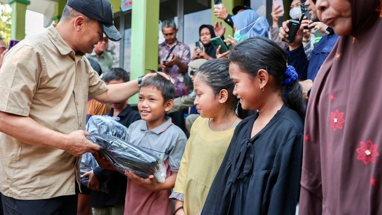 Pemerintah Provinsi Jawa Tengah (Jateng) menegaskan komitmennya dalam memastikan layanan dasar korban banjir Demak terpenuhi secara menyeluruh. Simak upaya penanganan yang dilakukan.