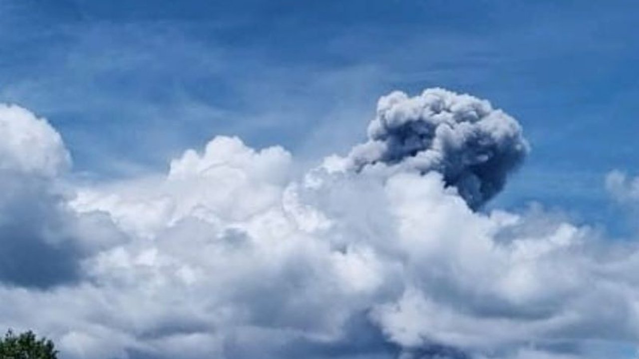 Gunung Dukono di Halmahera Utara kembali erupsi pada Sabtu, 4 April, mengeluarkan kolom abu vulkanik setinggi 1.400 meter. Simak detail Erupsi Gunung Dukono dan imbauan kewaspadaan bagi warga sekitar.