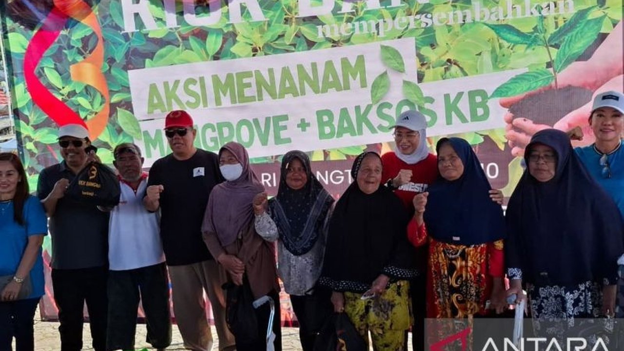 Dalam semangat perayaan Cheng Beng, Gubernur Kepulauan Bangka Belitung Hidayat Arsani bersama Kiok Bangka menyalurkan ratusan paket bantuan sembako Cheng Beng, kursi roda, dan tongkat kepada warga kurang mampu di Pangkalpinang, menunjukkan komitmen sosial