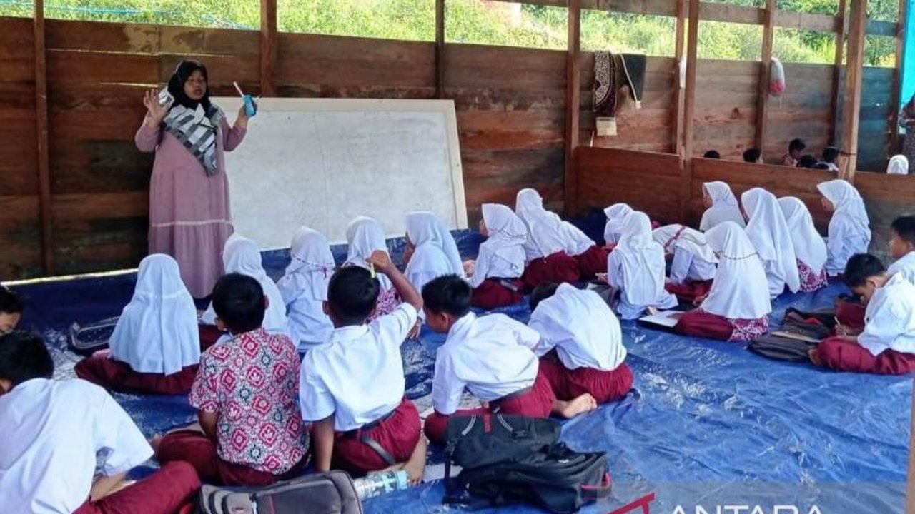 Kementerian Pendidikan, Kebudayaan, Riset, dan Teknologi (Kemendikbudristek) akan membangun kembali dua sekolah yang rusak akibat banjir bandang di Nagan Raya, Aceh, memastikan kelanjutan proses belajar mengajar bagi ratusan siswa. Pembangunan Sekolah Nag