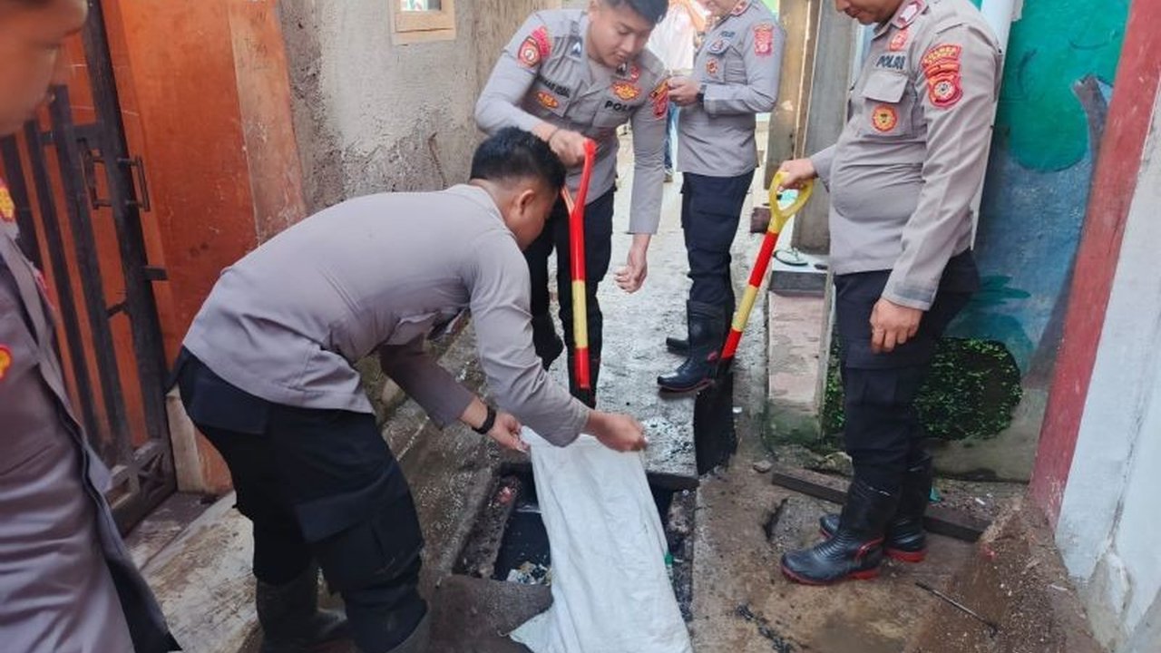 Hujan deras memicu banjir dan longsor di lima titik perkotaan Garut, menyebabkan kerusakan fasilitas dan rumah warga. BPBD Garut sigap tangani dampak bencana, memastikan keselamatan masyarakat dan pemulihan lingkungan.