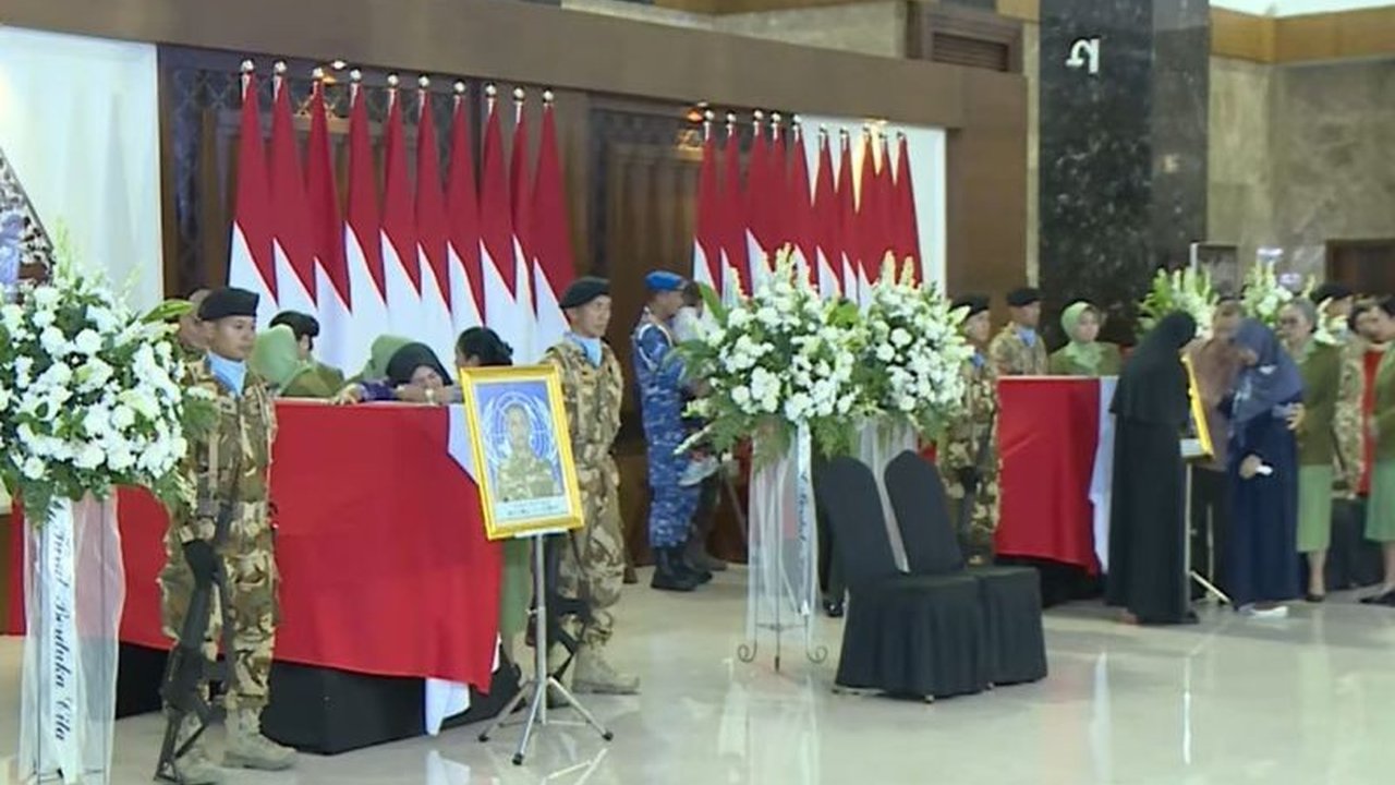 Suasana duka menyelimuti Terminal 3 Bandara Soekarno-Hatta saat jenazah tiga Prajurit TNI Gugur Lebanon tiba, disambut isak tangis keluarga dan penghormatan dari Presiden Prabowo.