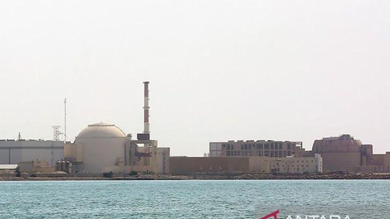 Iran melaporkan insiden serangan proyektil dekat PLTN Bushehr kepada IAEA, memicu kekhawatiran serius terhadap keamanan nuklir di tengah eskalasi ketegangan regional.