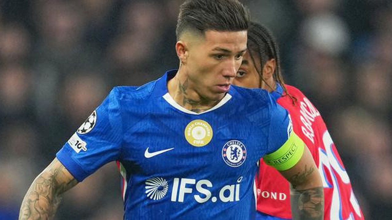 Aksi Enzo Fernandez dalam laga Chelsea vs PSG di 16 besar Liga Champions 2025/2026, Rabu (18/3/2026). (AP Photo/Kin Cheung)
