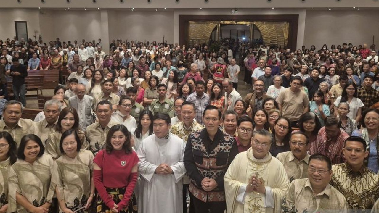 Menteri Koordinator Bidang Infrastruktur dan Pembangunan Kewilayahan AHY melakukan kunjungan Paskah ke Gereja Katolik Paroki Kalvari Lubang Buaya. Simak pesan optimisme dan apresiasi AHY terhadap toleransi di tengah perayaan Paskah.