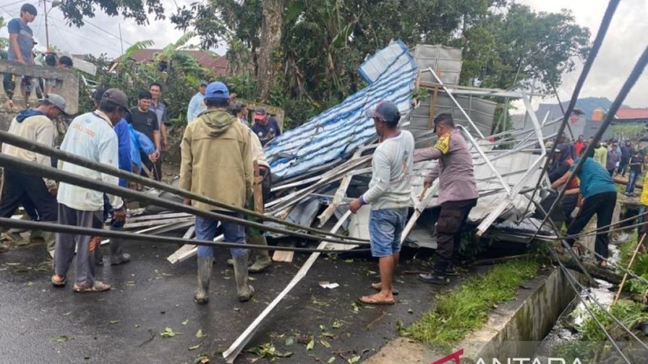 Bencana angin puting beliung menerjang Desa Sumber Urip, Rejang Lebong, pada Sabtu siang, menyebabkan 30 rumah rusak parah. BPBD Rejang Lebong segera bertindak, memastikan tidak ada korban jiwa dan menyalurkan bantuan darurat.