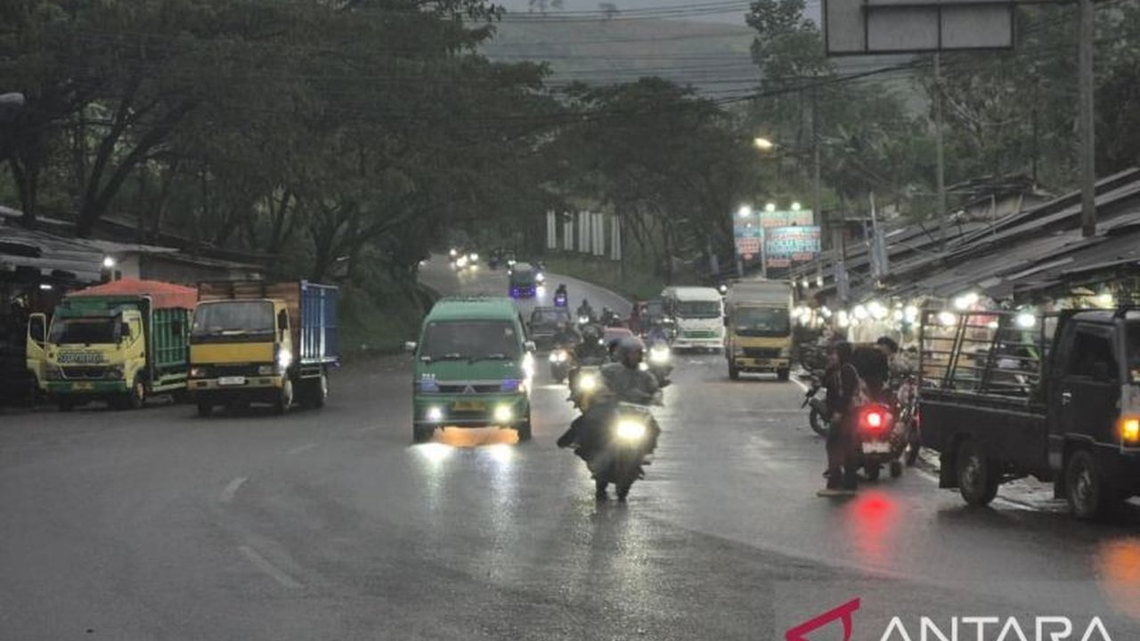 Disparekraf Kabupaten Bandung mengimbau wisatawan untuk tetap waspada saat berkunjung ke destinasi wisata di tengah puncak musim hujan, mengingat potensi gangguan dan pentingnya aksesibilitas demi kenyamanan.