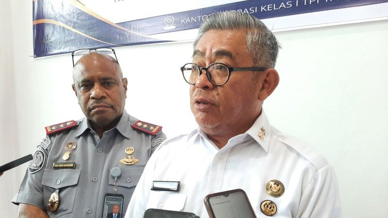 Kepala Imigrasi Batam Dinonaktifkan sementara dari jabatannya menyusul dugaan pungutan liar terhadap turis asing. Bagaimana nasib pelayanan publik di Batam?