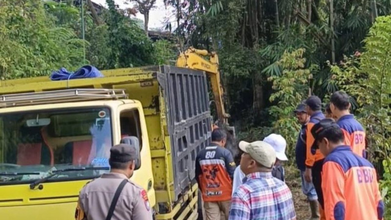 Petugas gabungan dan warga bahu-membahu membersihkan material longsor di Sendang, Tulungagung. Upaya percepatan pembersihan longsor Tulungagung ini diharapkan segera membuka kembali akses jalan vital.