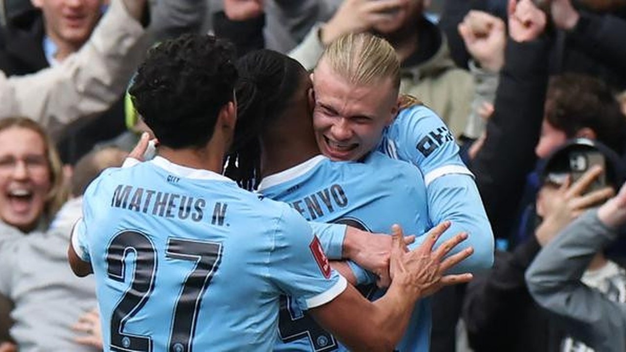 Erling Haaland merayakan gol keduanya bersama rekan setim Manchester City saat menghadapi Liverpool di perempat final FA Cup di Etihad Stadium, Sabtu, 4 April 2026. (AFP/Darren Staples)