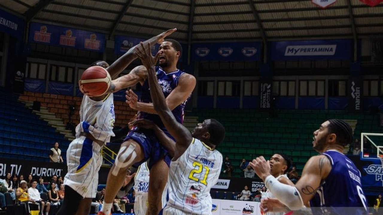 RANS Simba Bogor sukses mengalahkan Satria Muda Pertamina Bandung di kandang sendiri lewat babak tambahan dalam laga IBL pekan ke-10. Aaron Fuller tampil gemilang dengan performa double-double fantastis.