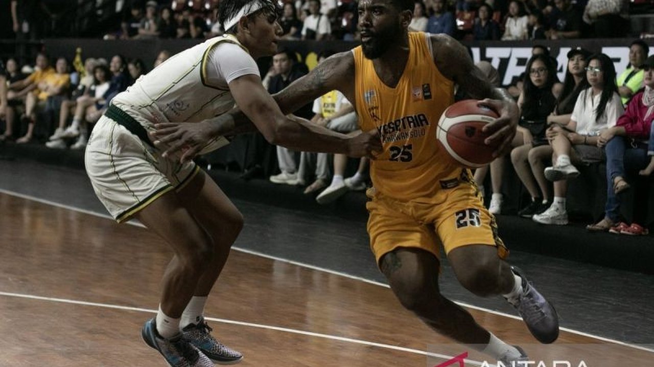 Pacific Caesar Surabaya harus mengakui keunggulan Kesatria Bengawan Solo dengan skor 91-98 dalam lanjutan IBL, di mana tim asuhan Andi Prasetyo ini kedodoran bertahan menjadi penyebab utama kekalahan.