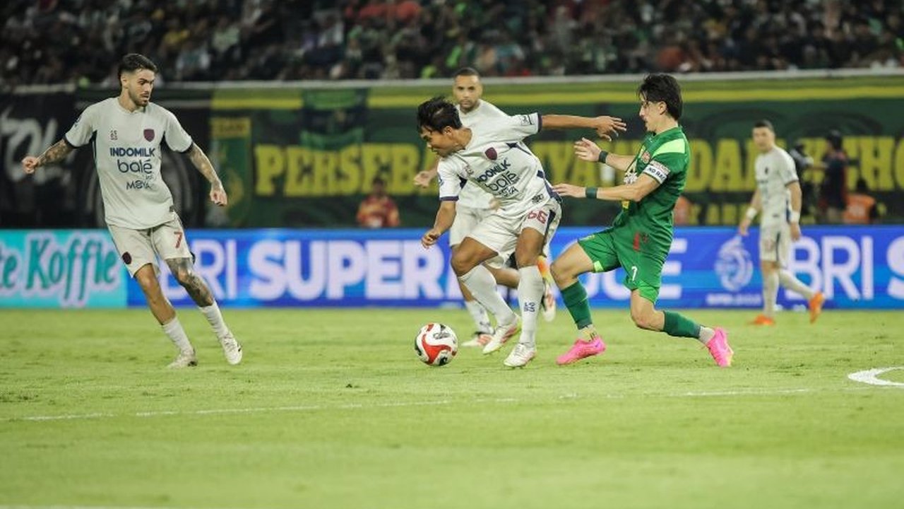 Pelatih Persita Carlos Pena memberikan analisis mendalam terkait kekalahan timnya dari Persebaya, menyoroti kemampuan lawan memanfaatkan peluang. Simak strategi dan target Persita selanjutnya usai laga Persita Persebaya.