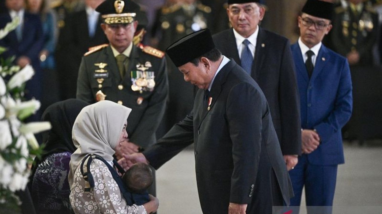 Presiden Prabowo Subianto mengecam keras gugurnya tiga prajurit TNI di Lebanon saat misi perdamaian PBB. Ia menegaskan penolakan terhadap tindakan keji yang merusak perdamaian dan mengajak bangsa menjaga kerukunan.