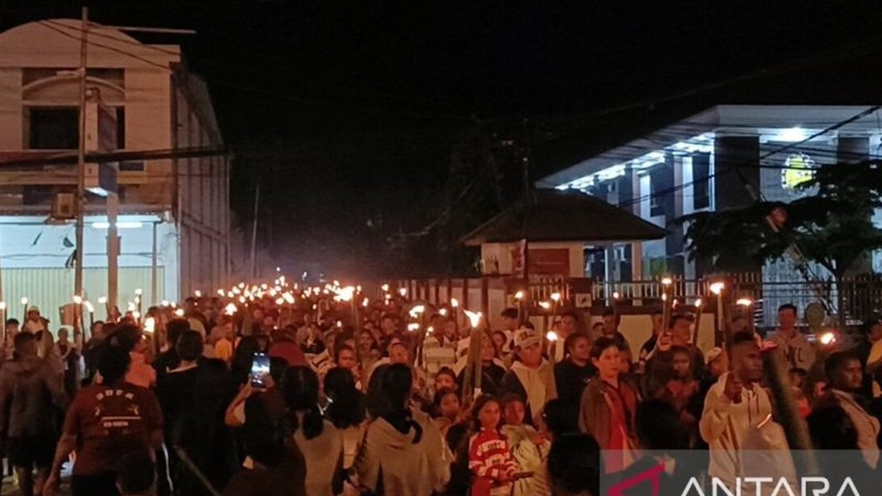 Ribuan jemaat GKI Petrus Waena di Jayapura melaksanakan pawai obor fajar Paskah, mengenang kebangkitan Yesus Kristus dan menyebarkan sukacita mendalam di fajar Paskah.