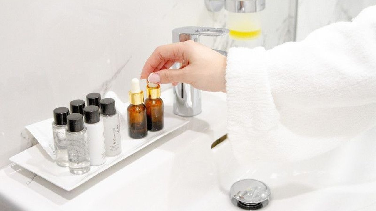 Jaga kelembaban kulitmu secara optimal dengan rutin menggunakan skincare yang mengandung Hyaluronic Acid, kunci untuk kulit terhidrasi, kenyal, dan tampak sehat sepanjang hari.