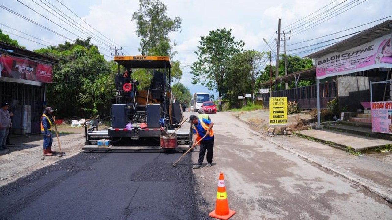 Pemerintah Provinsi Sulawesi Selatan terus mempercepat pembangunan jalan Sulsel melalui skema Multi Years Project, dengan beberapa ruas strategis kini memasuki tahap pengaspalan untuk meningkatkan konektivitas dan mobilitas masyarakat.