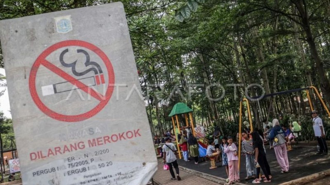 Pemerintah Provinsi DKI Jakarta menegaskan Perda KTR DKI Jakarta Nomor 7 Tahun 2025 menjadi upaya krusial untuk menekan angka perokok pemula di Ibu Kota. Aturan ini mencakup larangan display rokok dan iklan produk tembakau di media digital.