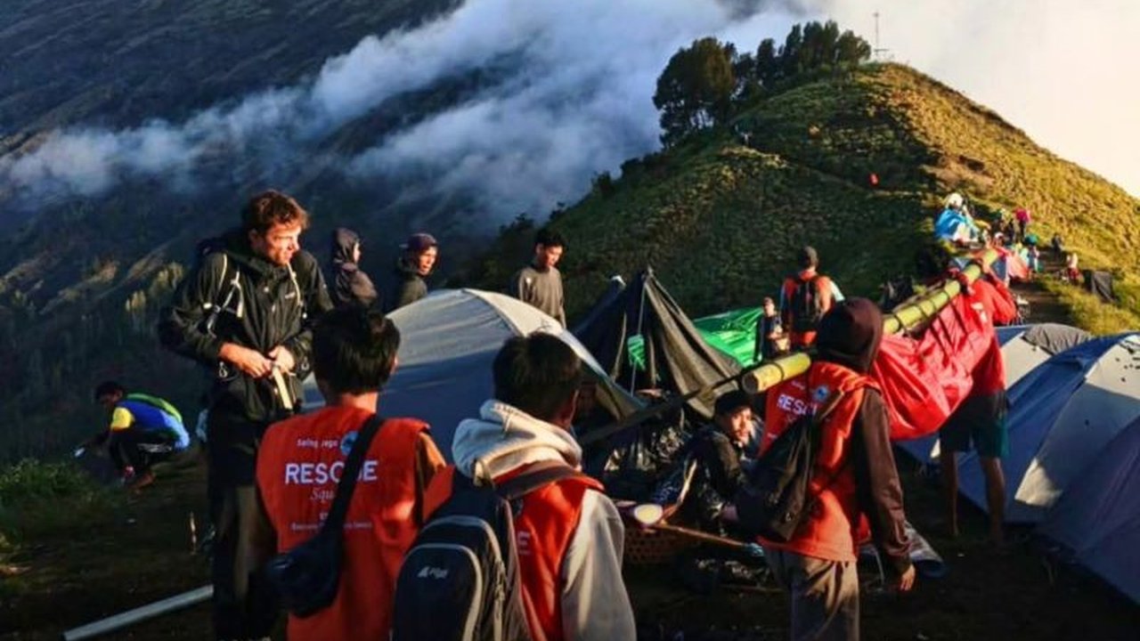 Tim gabungan berhasil mengevakuasi seorang warga negara asing asal Belgia yang mengalami cedera saat mendaki Gunung Rinjani, menegaskan pentingnya keselamatan pendakian.
