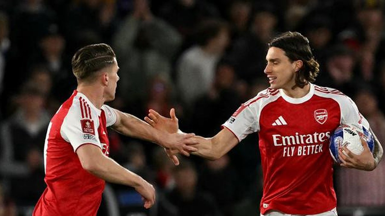 Viktor Gyokeres (kiri) dan Ricardo Calafiori (kanan) merayakan gol ke gawang Southampton pada perempat final Piala FA di St. Mary's Stadium, Minggu (5/4/2026) dini hari WIB. (Glyn KIRK / AFP)