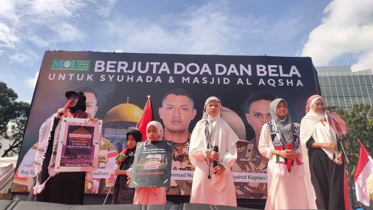 Ribuan massa Majelis Ormas Islam (MOI) menggelar aksi di depan Kedutaan Besar AS, mendesak dunia internasional segera membuka kembali akses Masjid Al-Aqsa bagi umat muslim yang kini terkunci.