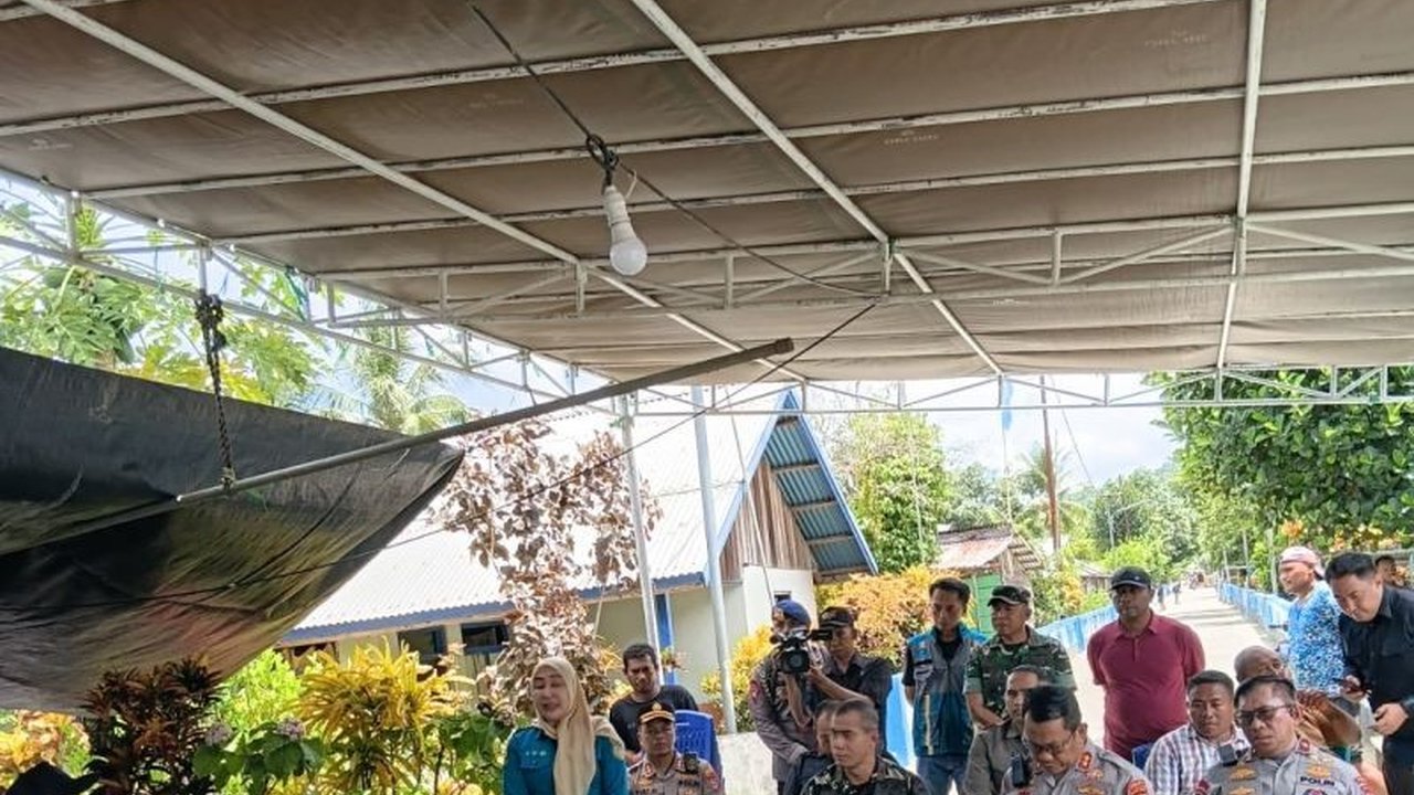Danrem 152/Baabullah Brigjen TNI Enoh Solehudin memberikan pengarahan langsung kepada warga Desa Sibenpopo, Halmahera Tengah, usai konflik. Ia tekankan pentingnya persatuan dan stabilitas keamanan wilayah.
