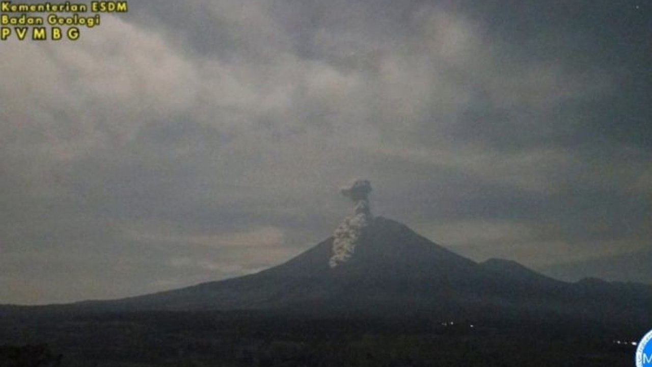 Gunung Semeru erupsi kembali pada Minggu pagi, meluncurkan awan panas sejauh 3,5 kilometer. Masyarakat diimbau untuk tetap waspada mengingat status gunung api tertinggi di Jawa ini masih Siaga.