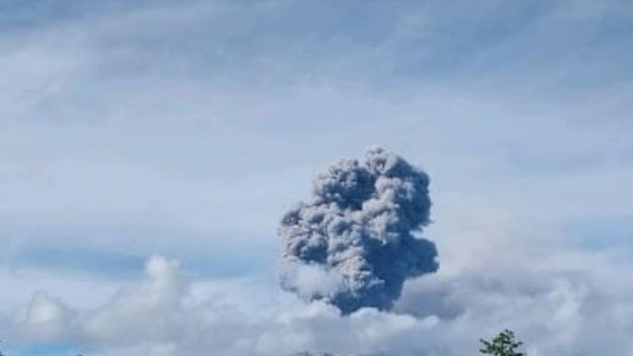 Gunung Dukono di Halmahera Utara kembali erupsi pada Minggu pagi, menyemburkan abu vulkanik setinggi 1.600 meter. Status gunung tetap Waspada, dan warga diimbau untuk selalu siaga serta menyediakan masker.