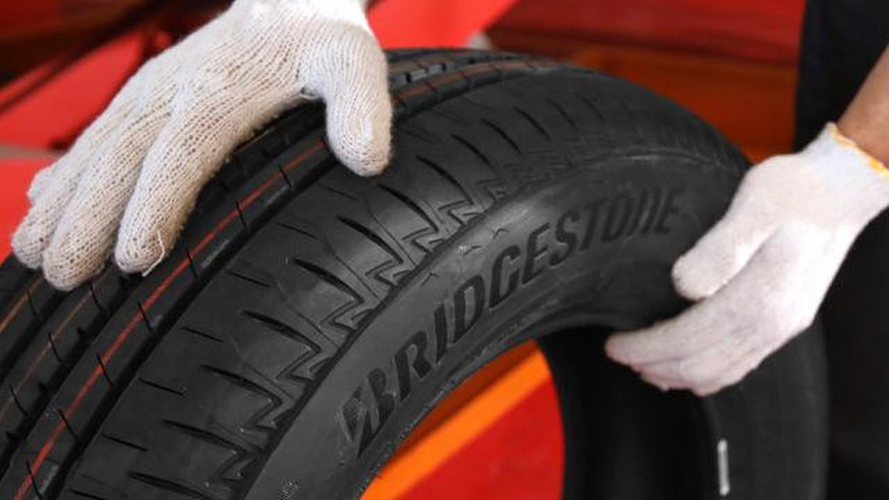 Ilustrasi pengecekan kondisi ban mobil. (dok. Bridgestone)