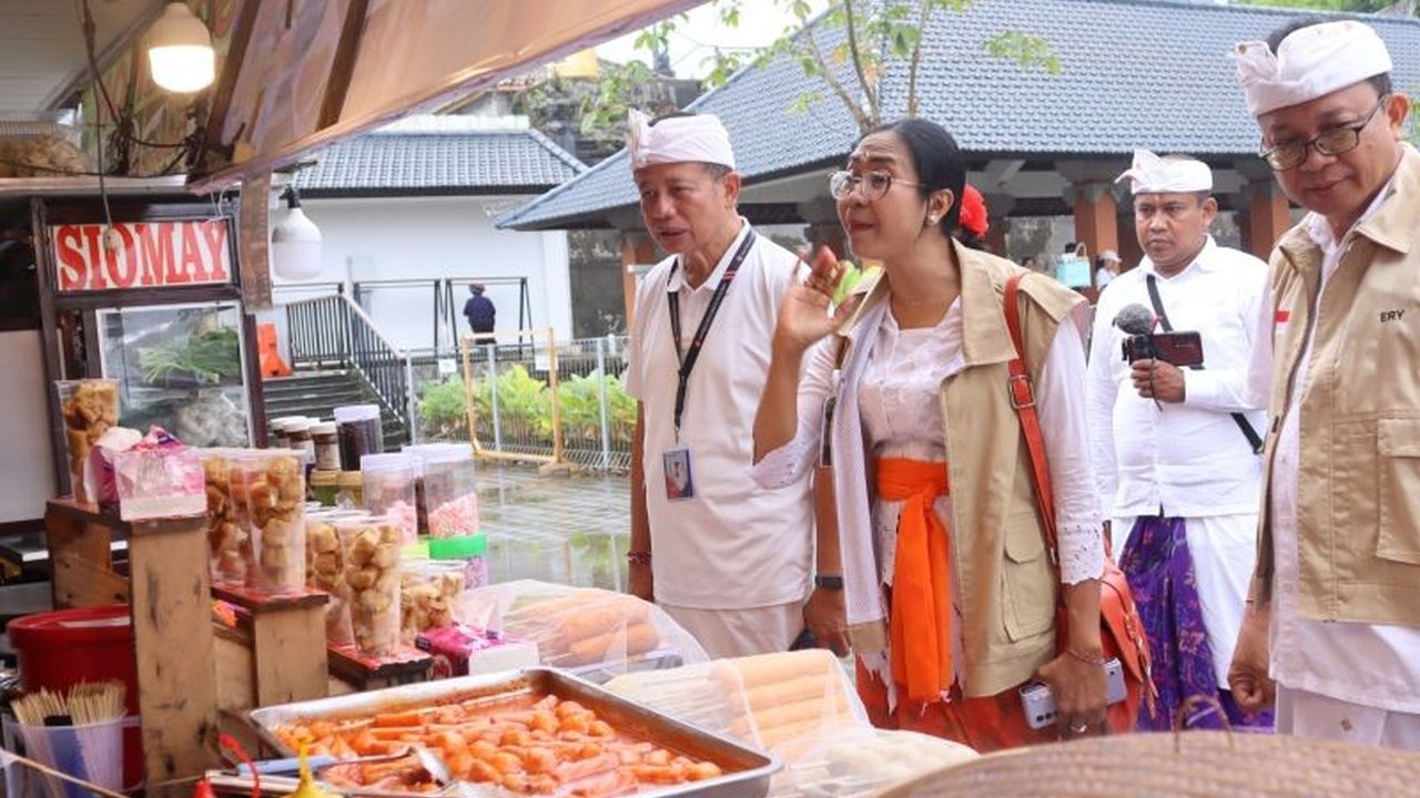 Balai Besar Pengawas Obat dan Makanan (BBPOM) Denpasar memastikan **keamanan pangan Pura Besakih** selama upacara Ida Bhatara Turun Kabeh (IBTK) 2026. Pedagang kuliner diimbau menjaga higiene produk jualannya, menyusul temuan sebelumnya yang tidak memenuh